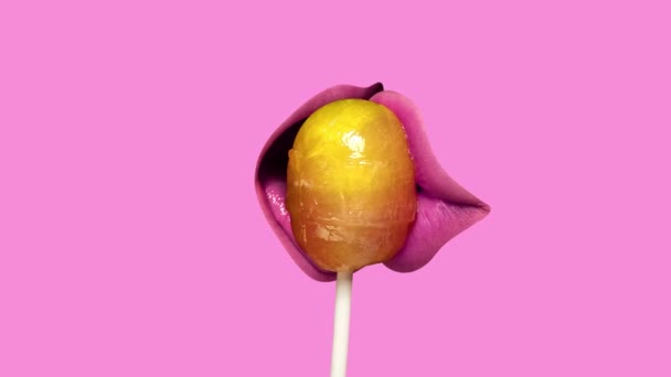 Vrouwelijke Lippen Kussen Eten Lolly Tegen Roze Achtergrond Lesbische Liefde — Stockvideo
