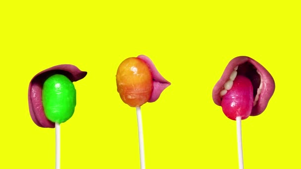 Labios Femeninos Con Caramelos Sobre Fondo Amarillo Brillante Una Confitería — Vídeos de Stock