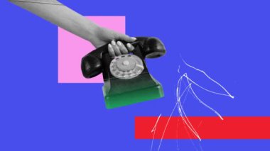 Renkli arka planda bir kadının cep telefonunu tutması. Bitmeyen aramalar, iletişim. Hareket etmeyi, animasyonu durdurun. y2k biçimi, retro ögeler, vintage, yaratıcılık, hayal gücü, sürrealizm kavramı.