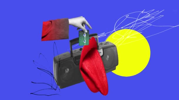 女性の手は青い黄色の背景に対してラジオプレーヤーにカセットを置きます アニメーションを停止する Y2Kスタイルのコンセプト レトロなアイテム ヴィンテージ 創造性 想像力 シュレアリズム — ストック動画