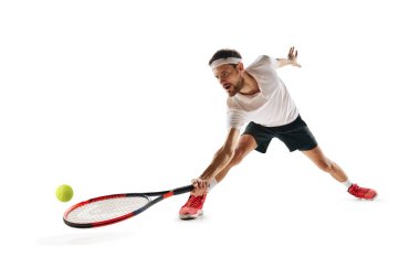 Motive olmuş bir sporcu, maç sırasında tenis oyuncusu, raketle hareket eden, beyaz arka planda izole bir şekilde oynayan. Spor anlayışı, hobi, aktif ve sağlıklı yaşam tarzı, rekabet
