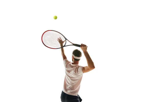 男性のバックビュー画像 スポーツウェアのテニスプレーヤー 白い背景の上に隔離されたゲーム中にラケットでボールを打つ スポーツ アクティブで健康的なライフスタイル コンテスト — ストック写真