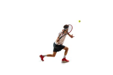 Konsantre bir adam, oyuncu sırasında hareket eden bir tenis atleti, beyaz arka planda izole edilmiş raketle antrenman yapıyor, oynuyor, topa vuruyor. Spor, hobi, aktif ve sağlıklı yaşam tarzı, rekabet konsepti
