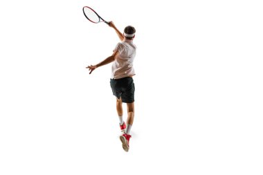 Spor giyimli genç bir adam, tenis oyuncusu, beyaz arka planda izole edilmiş raketle topa vuruyor. Spor anlayışı, hobi, aktif ve sağlıklı yaşam tarzı, rekabet
