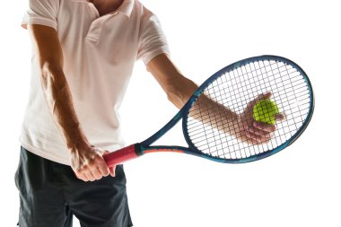 Kırpılmış insan görüntüsü, spor giyim mağazasında tenis oyuncusu beyaz arka planda izole edilmiş raket ve top. Ekipman. Spor anlayışı, hobi, aktif ve sağlıklı yaşam tarzı, rekabet