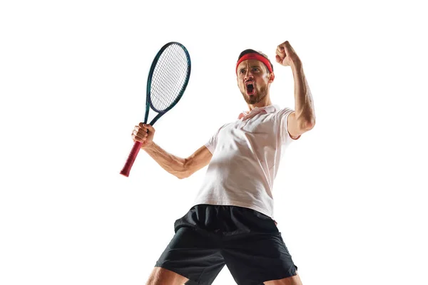 勝った 感情的な若者 ラケットで立っているスポーツウェアのテニスプレーヤー 成功を表現し 白い背景で孤立した勝利 スポーツ アクティブ 健康的なライフスタイル 競争の概念 — ストック写真