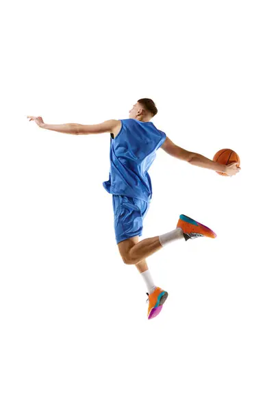 スラムダンク 若い男 バスケットボール選手の全長のイメージは 白い背景の上に隔離されたボールでジャンプします スポーツ チャンピオンシップ アクションの概念 アドベンチャー — ストック写真