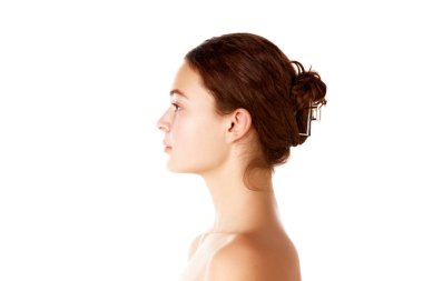 Duş aldıktan sonra çıplak omuzlarıyla beyaz arka planda duran makyajsız esmer kız portresi. Doğal kadın güzelliği, cilt bakımı, kozmetik ve kozmetik konsepti