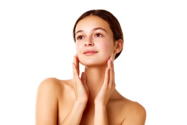 Güzel, lekesiz, sağlıklı bir cilde sahip, beyaz arka planda makyajsız, çekici bir kızın portresi. Doğal kadın güzelliği, cilt bakımı, kozmetik ve kozmetik kavramı