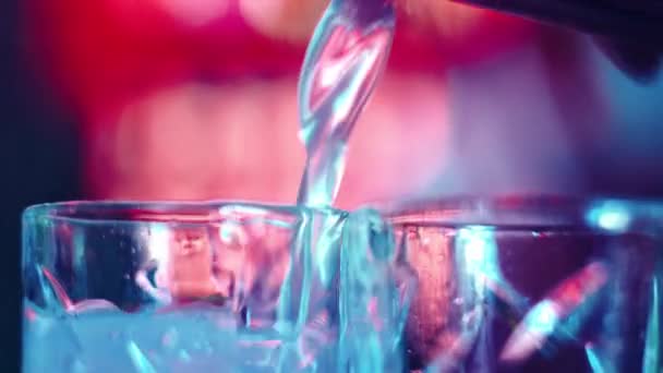Concentreer Glas Met Alcoholvloeistof Die Binnenstroomt Van Jigger Neon Gekleurde — Stockvideo
