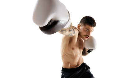 Kanca. Kaslı, üstsüz genç bir adam, boksör eğitimi, beyaz arka plan için izole edilmiş bir dövüş. Profesyonel spor anlayışı, dövüş sporu, dövüş sanatları, güç
