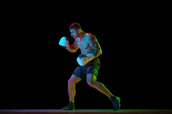 Obraz Mladého Atletického Muže Svalnatého Boxera Bez Košile Pohybu Bojujícího — Stock fotografie