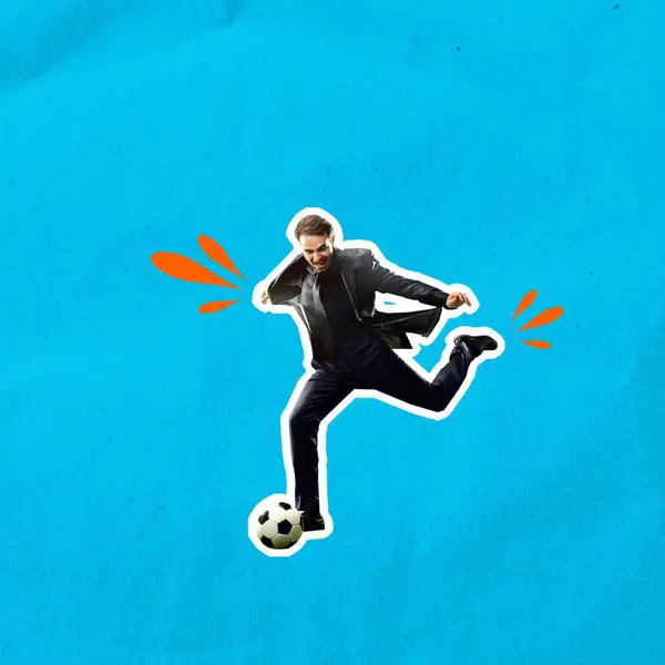 エキサイティングで感情的なビジネスマンは ボールを打つスーツで 青い背景の上にサッカーをします 勝った スポーツ ゲーム 趣味の概念 — ストック写真