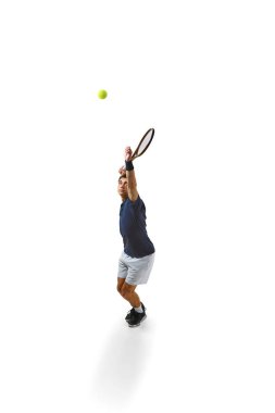Bir adamın tam boy üst görüntü görüntüsü, oyun sırasında tenis oyuncusu, hareket halinde, beyaz arka planda izole edilmiş raketle topa vuruyor. Profesyonel spor, rekabet, oyun, matematik, hobi, eylem kavramı