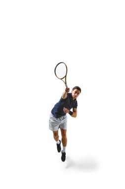 Bir adamın tam boy üst görüntü görüntüsü, oyun sırasında tenis oyuncusu, hareket halinde, beyaz arka planda izole edilmiş raketle topa vuruyor. Profesyonel spor, rekabet, oyun, matematik, hobi, eylem kavramı