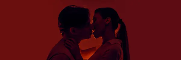 Passionerad Ung Man Och Kvinna Unga Par Kysser Uttrycker Kärlek — Stockfoto