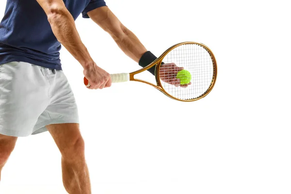 青いシャツと白いショートパンツの男性テニスプレーヤーのクロップされたイメージは 白い背景の上に隔離されたラケットでボールを提供しています プロスポーツ ゲーム アクションの概念 — ストック写真