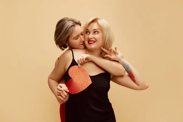 Porträtt Glada Vackra Lesbiska Kvinnor Par Poserar Med Hjärtkort Firar — Stockfoto