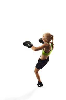 Sol kroşe. Sportif genç bir kadın, zayıf kas eğitimi almış boks sporcusu, beyaz arka planda izole edilmiş. Spor anlayışı, aktif ve sağlıklı yaşam tarzı, güç ve dayanıklılık, vücut bakımı