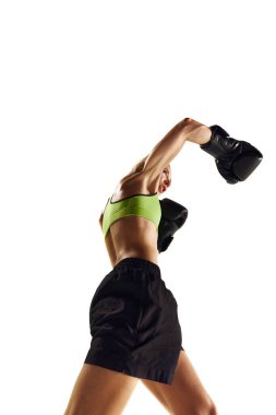 Alt manzara. Sportif genç bir kadın, hareketli bir boks atleti, antrenman, beyaz arka planda izole edilmiş yumruklar. Spor anlayışı, aktif ve sağlıklı yaşam tarzı, güç ve dayanıklılık, vücut bakımı