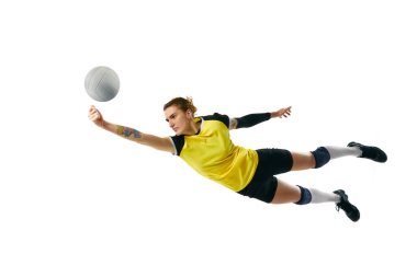 Rekabetçi genç bir kadın, voleybol oyuncusu eğitimi, beyaz arka planda izole çalışma. Gol atıyor. Spor anlayışı, rekabet, aktif ve sağlıklı yaşam tarzı, hobi