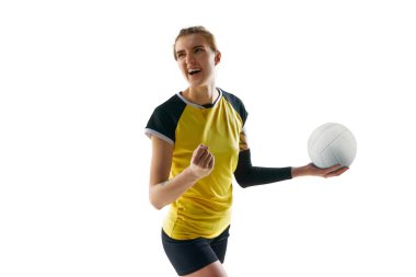 Şampiyon. Genç kadın portresi, üniformalı voleybol oyuncusu başarı duyguları gösteren, beyaz arka planda izole edilmiş bir şekilde kazandı. Spor anlayışı, rekabet, aktif ve sağlıklı yaşam tarzı, hobi