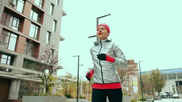 年轻女子 运动服训练中的慢跑者 多云的白天 早上在室外跑步 新鲜空气跑 有氧运动训练 体育概念 积极健康的生活方式 马拉松 — 图库视频影像