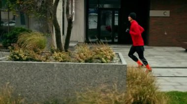 Sağlıklı alışkanlıklar. Spor giyinen genç bir sporcu açık havada antrenman yapıyor. Bulutlu bir günde sabah koşuyor. Kardiyo egzersizleri. Spor anlayışı, aktif ve sağlıklı yaşam tarzı, dinamik, maraton