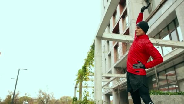 Giovanotto Sportivo Uniforme Piedi Fuori Casa Facendo Esercizi Stretching Prima — Video Stock