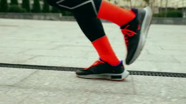 Ustřižené Mužské Nohy Sportovních Teniskách Běžec Sportovním Tréninku Běhání Venku — Stock video