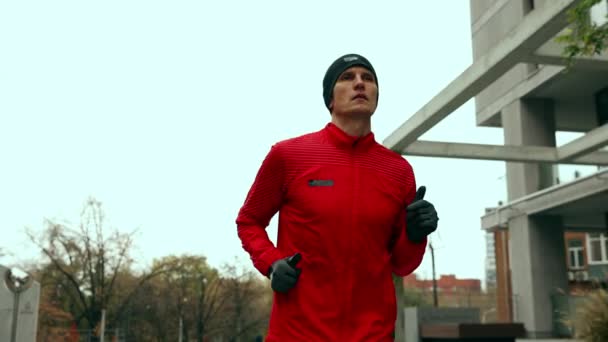健康的习惯 参加户外运动服装训练的年轻运动员 在阴天的早晨跑步 有氧运动 体育概念 积极健康的生活方式 马拉松 — 图库视频影像