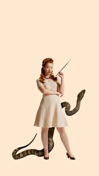 当代艺术拼贴 沉着自信的女人穿着复古时尚服饰 香烟和他身后的大蛇与桃色背景 女性力量 神秘主义的概念 — 图库照片
