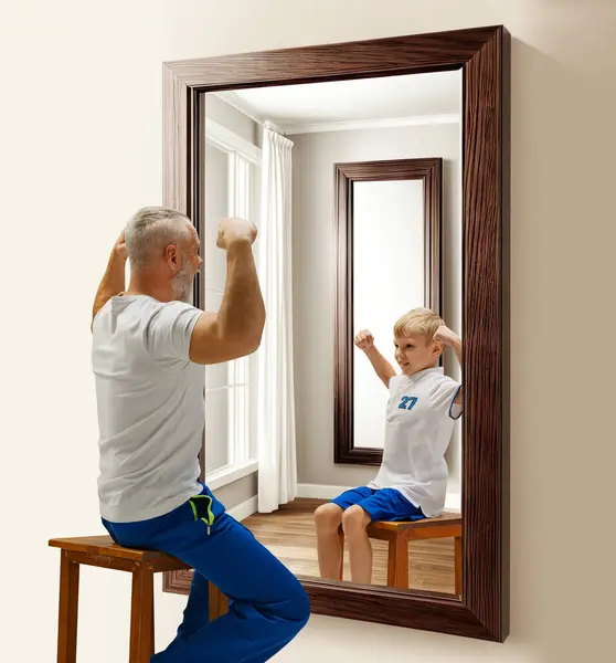 Senior Man Uniform Sitter Och Tittar Spegeln Reflektion Som Barn — Stockfoto