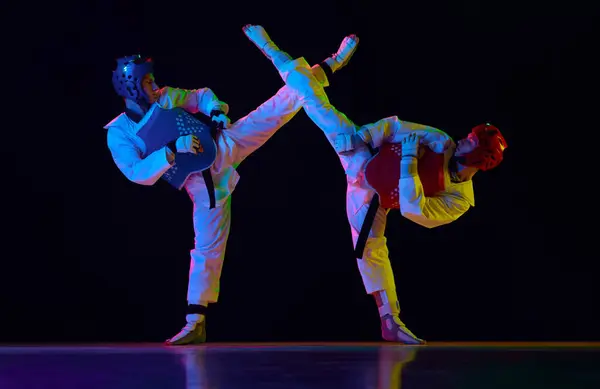 Atletische Sterke Jonge Mannen Taekwondo Atleten Beweging Vechten Training Tegen — Stockfoto