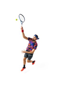 Genç bir adamın tam boy dinamik görüntüsü, maç sırasında işaret edilen parlak spor giyimli tenis oyuncusu, beyaz arka planda izole bir şekilde topa vuruyor. Profesyonel spor, rekabet, eylem kavramı. Ad