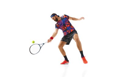 30 'lu yaşlarda sakallı bir adam, renkli üniformalı bir tenis tabağı, beyaz arka planda izole edilmiş raketle dönen bir top. Profesyonel spor, hareket, rekabet, eylem kavramı. Ad