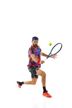 Atletik sakallı bir adamın dinamik görüntüsü, hareket halindeki bir tenisçi, pratik yapıyor, beyaz arka planda soyutlanmış bir şekilde oynuyor. Profesyonel spor, hareket, rekabet, eylem kavramı. Ad