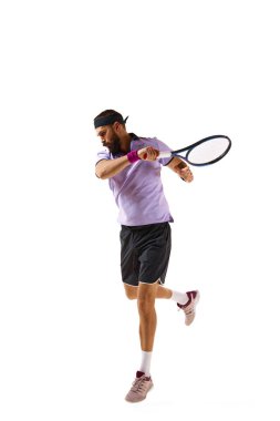 Sakallı adam, tenis oyuncusu, beyaz arka planda izole edilmiş eğitim. Profesyonel spor, hareket, rekabet, eylem kavramı. Ad