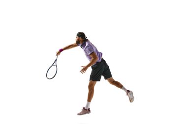 Rekabetçi atletik adam, tenis oyuncusu raketle hareket halinde, beyaz arka planda soyutlanmış olarak oynuyor. Profesyonel spor, hareket, rekabet, eylem kavramı. Ad