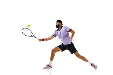 Sakallı atletik adamın dinamik görüntüsü, tenis oyuncusu oyun sırasında raketle hareket ediyor, beyaz arka planda izole edilmiş olarak çalışıyor. Profesyonel spor, hareket, rekabet, eylem kavramı. Ad