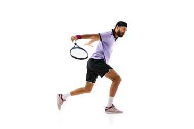 Sakallı atletik adamın dinamik görüntüsü, tenis oyuncusu oyun sırasında raketle hareket ediyor, beyaz arka planda izole edilmiş olarak çalışıyor. Profesyonel spor, hareket, rekabet, eylem kavramı. Ad