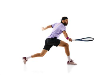 30 'larında sakallı bir adam. Hareket halindeki tenis oyuncusu, beyaz arka planda izole edilmiş antrenman. Profesyonel spor, hareket, rekabet, eylem kavramı. Ad