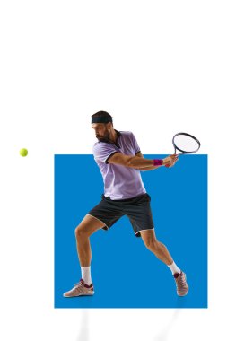 Sakallı adamın dinamik görüntüsü, oyun sırasında hareket eden tenis oyuncusu, beyaz arka planda mavi elementle izole edilmiş raketle topa vuruyor. Profesyonel spor anlayışı, rekabet. Reklam. Poster