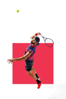 Yoğunlaşmış bir adam, maç sırasında hareket halinde olan bir tenis oyuncusu, beyaz arka planda kırmızı elementle izole edilmiş raketle topa vuruyor. Profesyonel spor, hareket, rekabet, eylem kavramı. Reklam. Poster