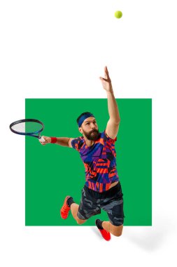 İnsanın dinamik görüntüsü, maç sırasında tenis oynayan, beyaz arka planda izole edilmiş raketle zıplayan ve vuran yeşil elementli. Profesyonel spor, rekabet, eylem kavramı. Reklam. Poster