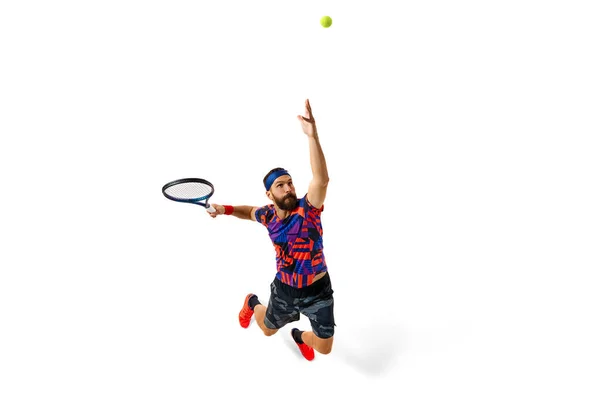 Geconcentreerde Atleet Tennisser Tijdens Het Spel Slagbal Met Racket Geïsoleerd — Stockfoto