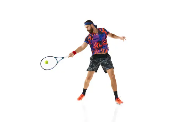 Baard Jongeman Kleurrijke Sportkleding Tennissen Beweging Met Racket Geïsoleerd Witte — Stockfoto