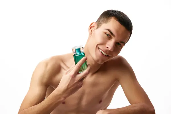 Portret Van Een Knappe Jonge Man Zonder Shirt Met Parfum — Stockfoto