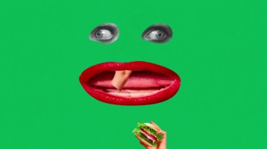 Kırmızı rujlu, ağzı açık, yeşil arka planda hamburger yiyen bir kadın. Fast food aşığı. Hareket etmeyi, animasyonu durdurun. Yemek, tat, sürrealizm, yaratıcılık kavramı. Pop sanat tarzı. Poster, reklam