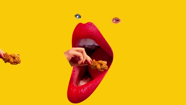 Mujer Joven Con Boca Gigante Ojos Comiendo Pollo Frito Sobre — Vídeos de Stock